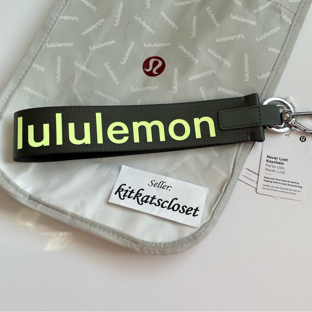 🆕 GREY SAGE/FADED ZAP - ORIGINAL DESIGN NWT lululemon never lost keychain